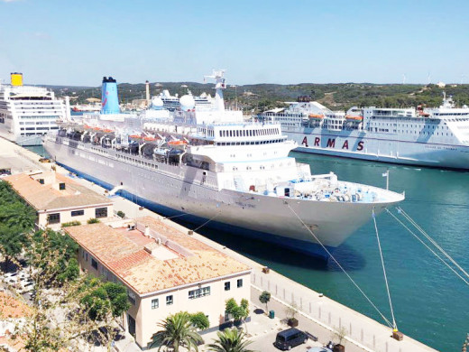 (Fotos) Tres cruceros y el barco de la “Trasme” en el puerto de Maó