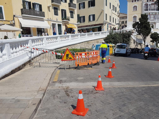 La zona se ha vallado para evitar el paso de peatones (Foto: Ajuntament de Maó)