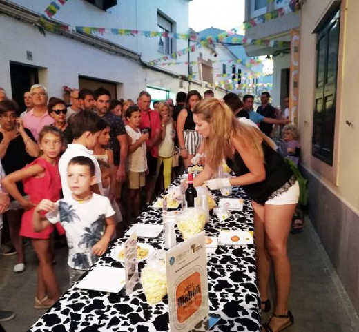 Gran ambiente en las calles de Es Migjorn.