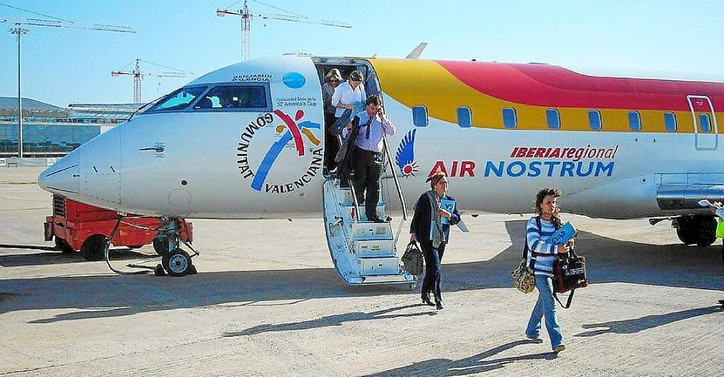 Pasajeros bajando de un avión de Iberia.