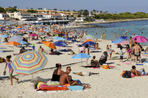 Turistas y residentes en la playa de Punta Prima (Foto: Tolo Mercadal)