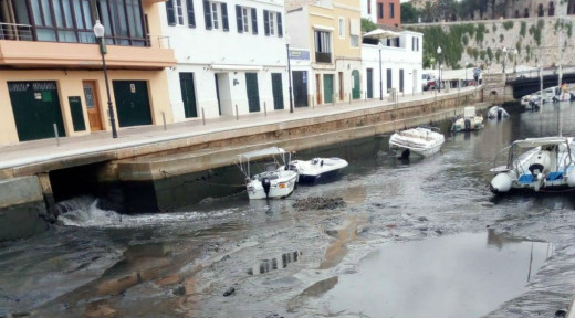 El puerto de Ciutadella tras la "rissaga" del lunes (Foto: J.L. Seguí)