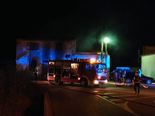 (Fotos) Incendio en una casa en ruinas de Maó