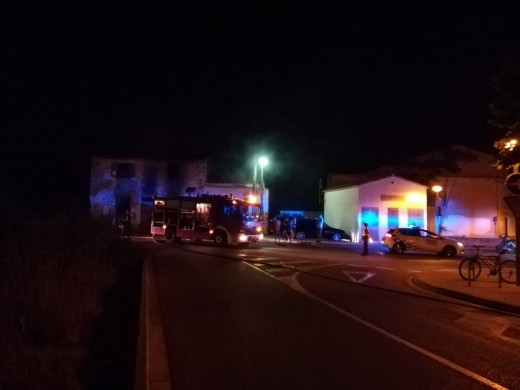 (Fotos) Incendio en una casa en ruinas de Maó