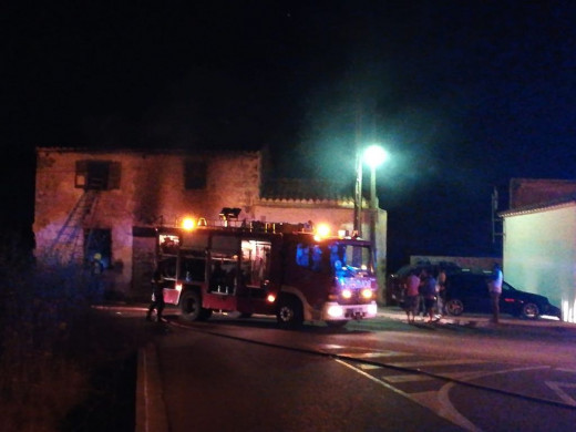 (Fotos) Incendio en una casa en ruinas de Maó