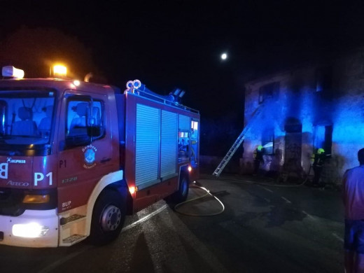 (Fotos) Incendio en una casa en ruinas de Maó