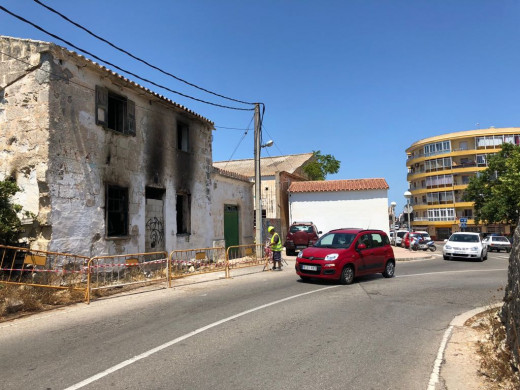 (Fotos) Incendio en una casa en ruinas de Maó