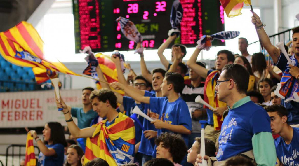 Aficionados apoyando al equipo en un partido (Foto: Bàsquet Menorca)