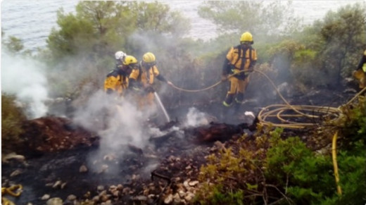 Bomberos apagando un fuego.