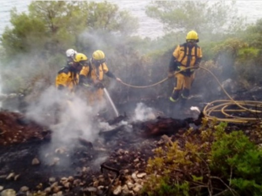 Fuego en Cala Galdana