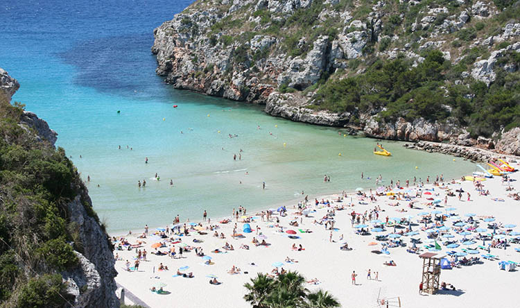 Turistas en una playa de Menorca.