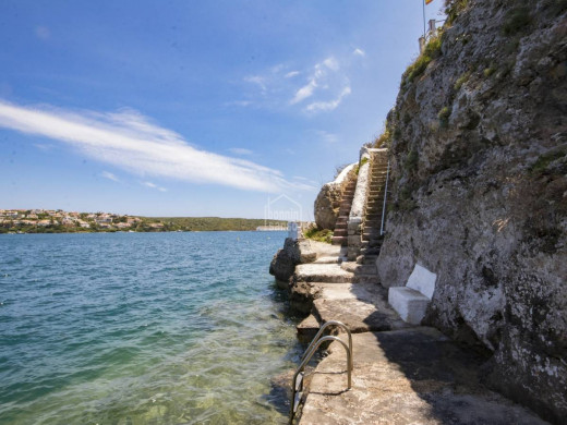 (Vídeo y fotos) La casa con muelle propio que se vende por 2 millones en Es Castell