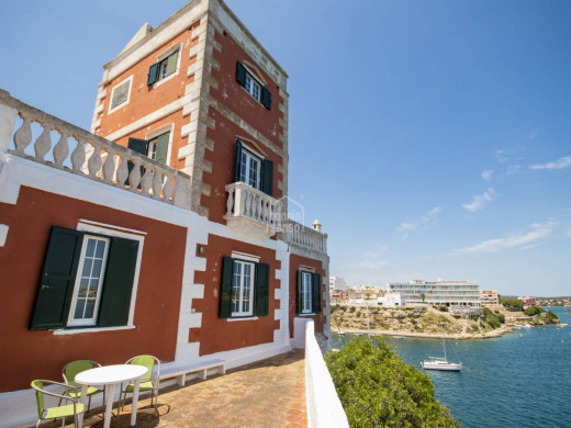 (Vídeo y fotos) La casa con muelle propio que se vende por 2 millones en Es Castell