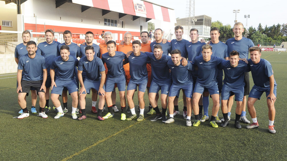 Foto de familia de plantilla y cuerpo técnico (Fotos: Tolo Mercadal)