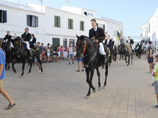 (Fotos y vídeo) La fiesta se traslada a Fornells