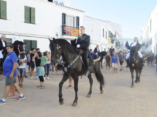 (Fotos y vídeo) La fiesta se traslada a Fornells