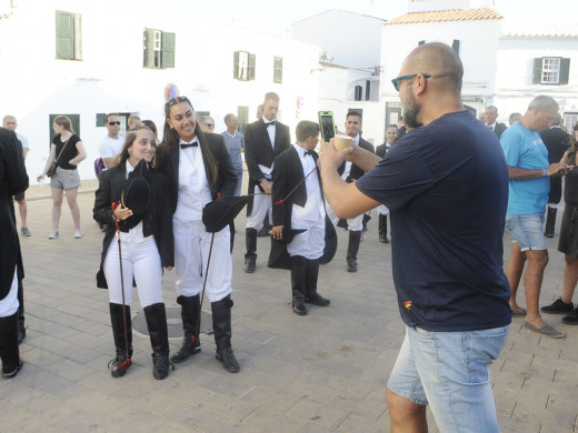 (Fotos y vídeo) La fiesta se traslada a Fornells