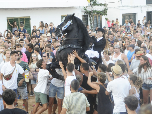 (Fotos y vídeo) La fiesta se traslada a Fornells