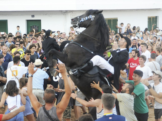 (Fotos y vídeo) La fiesta se traslada a Fornells