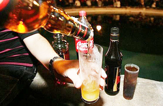 Los jóvenes, de media, se inician en el consumo habitual de alcohol cuando todavía son menores