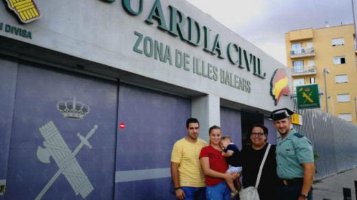 El Guardia Civil, junto a la familia.