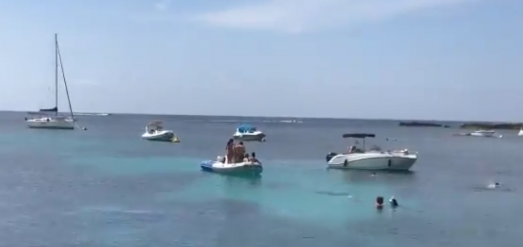 Imagen de los barcos por delante de las boyas (Foto y vídeo: @CarmeCRS)