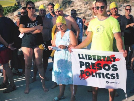 (Fotos) Acto en Sant Tomàs para pedir la libertad de los políticos catalanes encarcelados