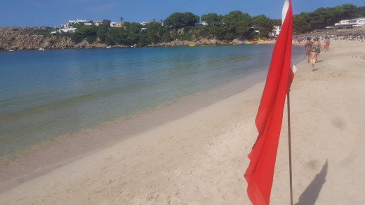 Bandera roja en la playa (Fotos: Mia Pons)