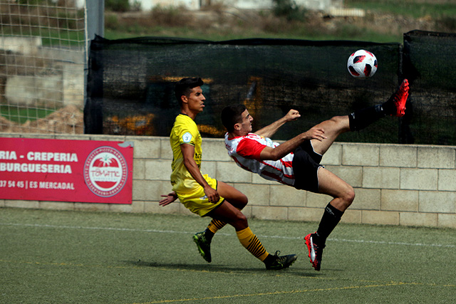 Elliot despeja el balón de forma acrobática (Fotos: deportesmenorca.com)