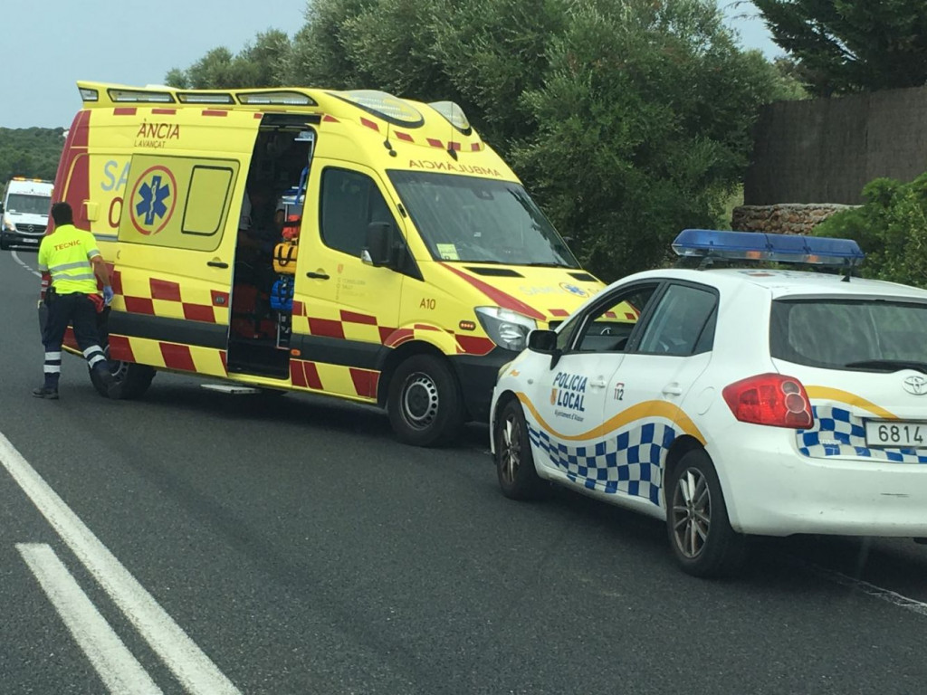 Coche de la policía local y una ambulancia, en el lugar del suceso (Foto: Karlos Hurtado)