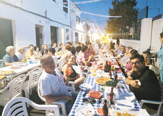 Vecinos disfrutando de la cena en la calle D'Allemand (Sant Lluís)