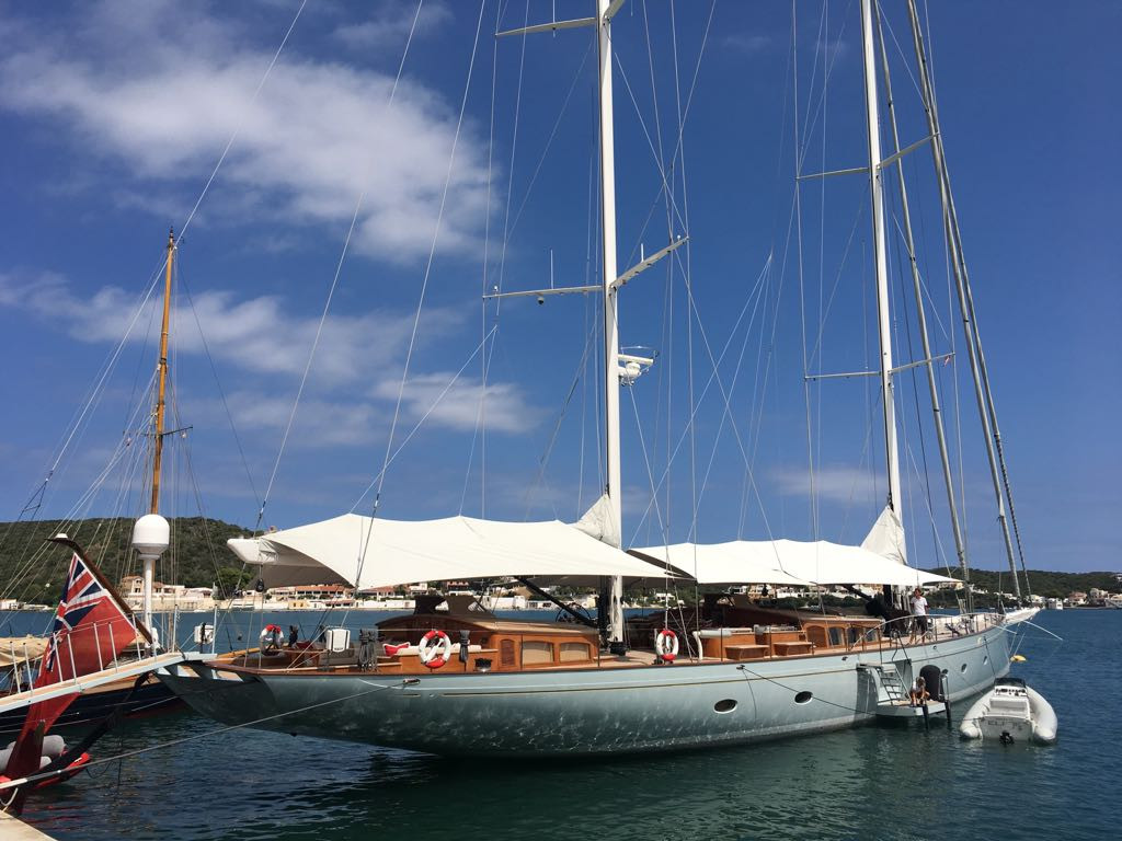 Imagen del velero atracado en el puerto (Foto: Tolo Mercadal)