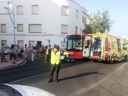 Un autobús atropella a una mujer en Maó