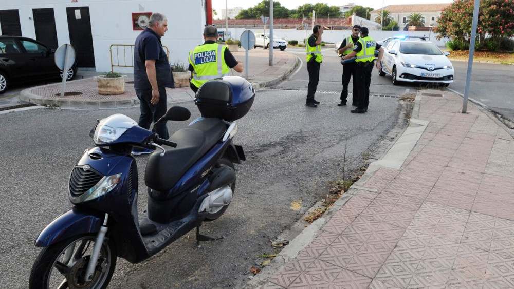 La motocicleta y los policías en el lugar del suceso (Fotos: Tolo Mercadal)