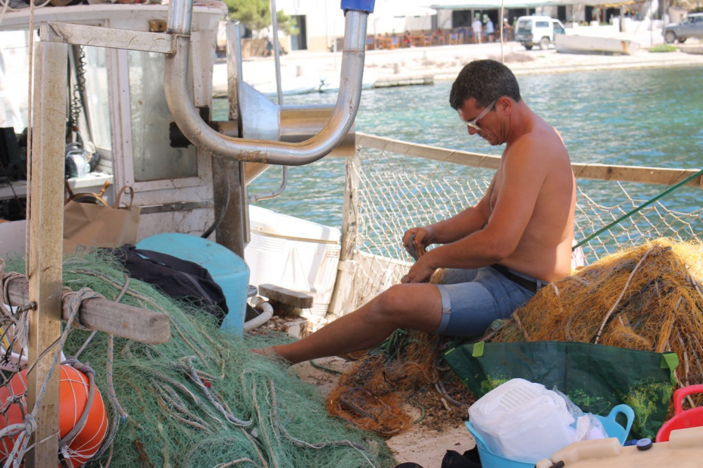 Fotografía de un pescador realizando las tareas diarias