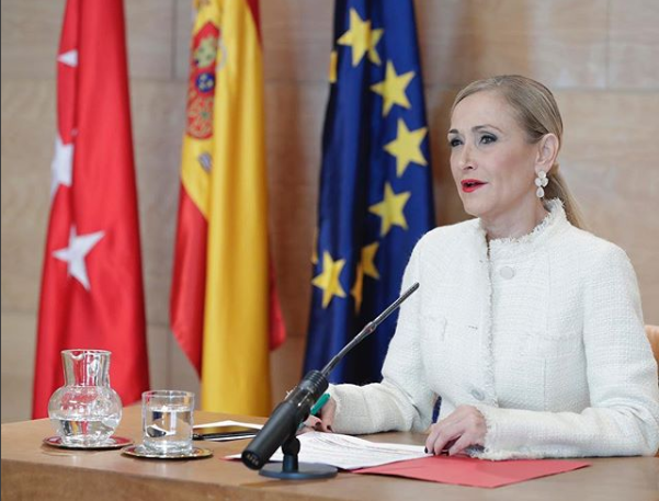 Pausa para la expresidenta de la Comunidad de Madrid.