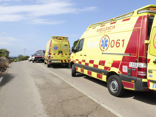 Un accidente con dos heridos obliga a cortar la carretera de Binibeca