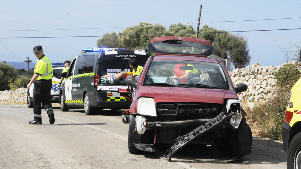 Coche accidentado en la carretera de Binibeca