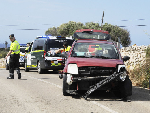 Un accidente con dos heridos obliga a cortar la carretera de Binibeca