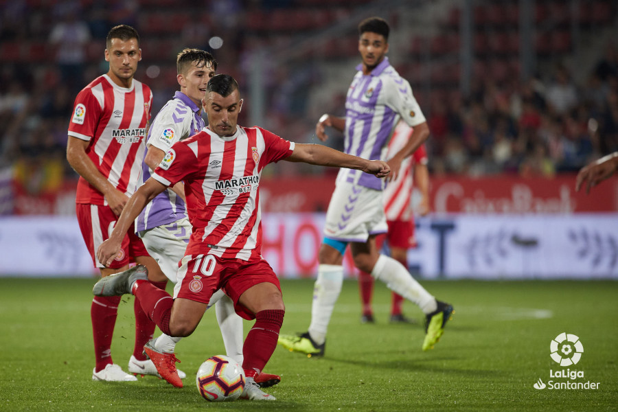 Chris, a la derecha, con la zamarra del Valladolid ante el Girona.