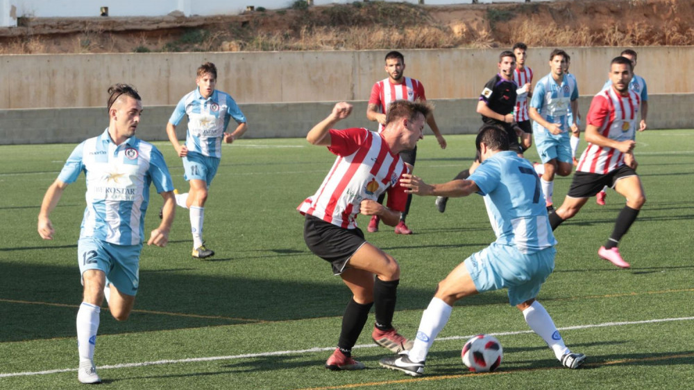 Carlos Febrer desplaza el balón (Fotos: Karlos Hurtado)