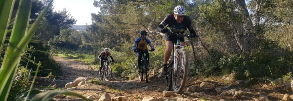 Tres corredores en una etapa del año pasado (Foto: Volta a Menorca)