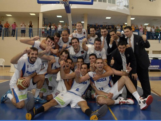 Berrocal celebra el ascenso con el Menorca en 2012.