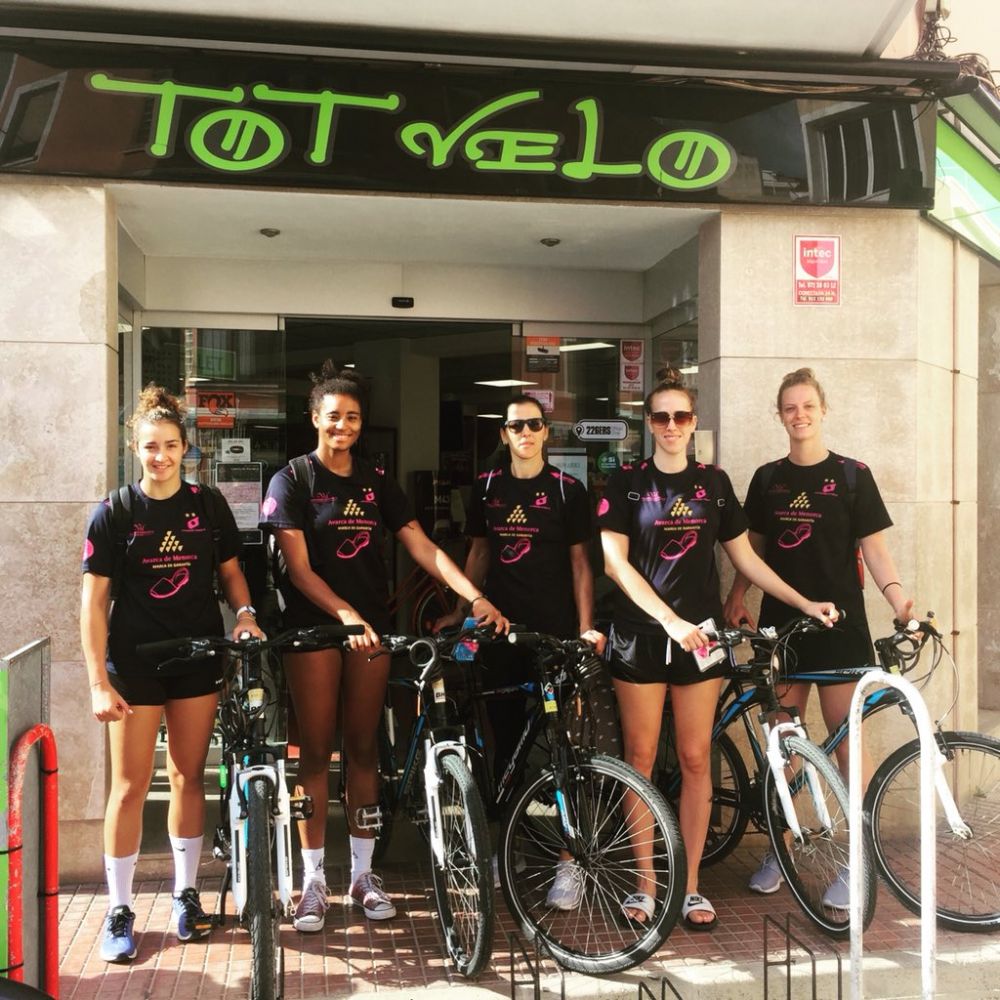 Algunas de las jugadoras, con sus nuevas bicicletas.