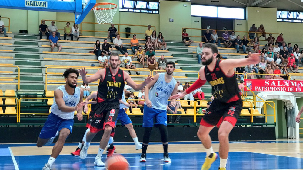 Richaud Pack trata de alcanzar la pelota en un momento del partido (Fotos: Hestia Menorca)