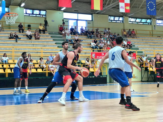 Poyatos defiende a un jugador del Tormes (Foto: Hestia Menorca)