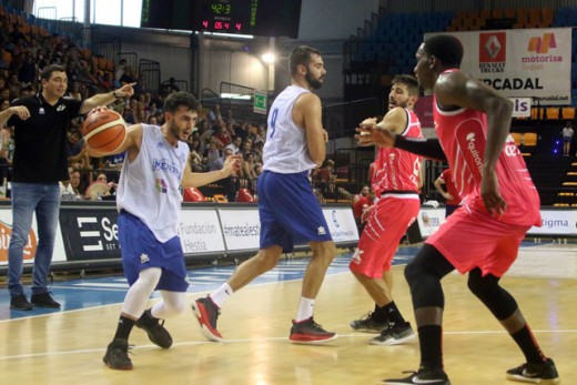 Xavi Hernández, en acción ante Raven Barber (Fotos: deportesmenorca.com)