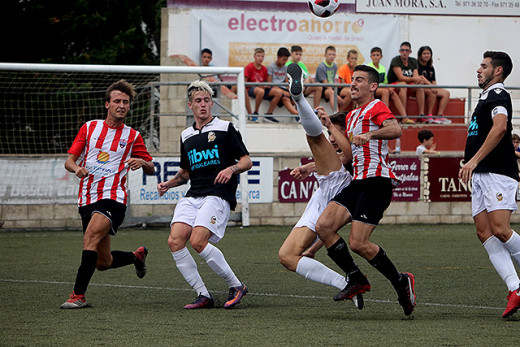 Elliot y Carlos disputan un balón (Foto: deportesmenorca.com)