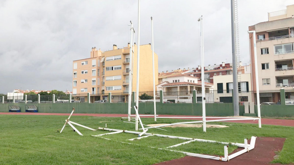 magen de la jaula de lanzamientos, rota y con una parte en el suelo.