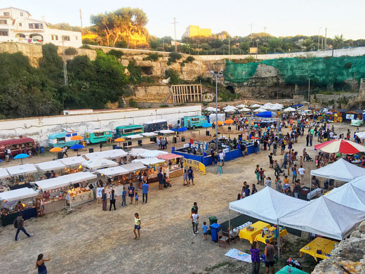 El Plastik Brunch reúne 5.000 personas en Cala Figuera